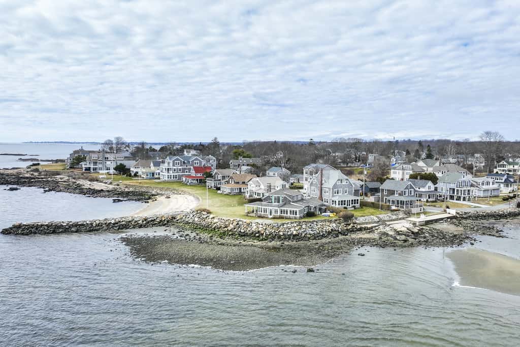 Charming Westbrook Cottage, Steps to Private Beach