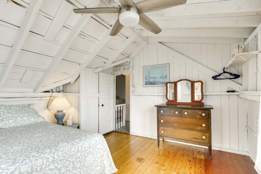Charming Westbrook Cottage, Steps to Private Beach