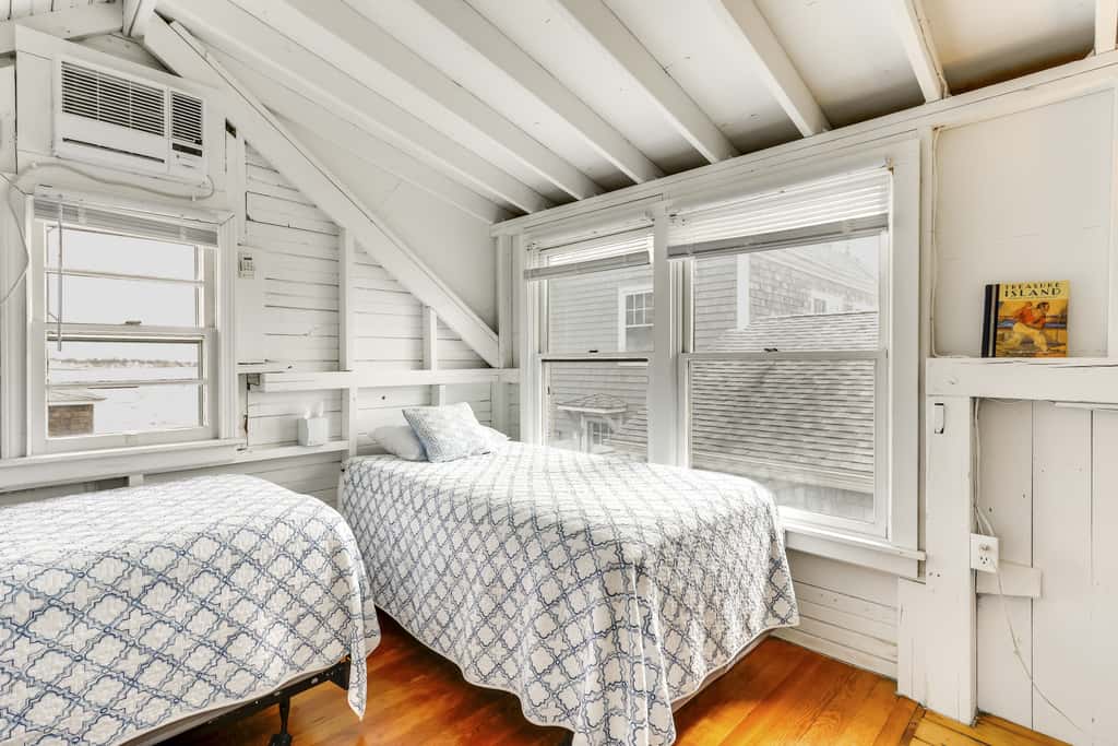 Charming Westbrook Cottage, Steps to Private Beach