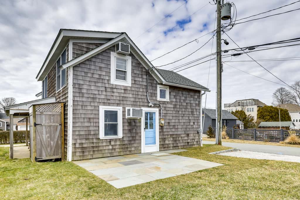 Charming Westbrook Cottage, Steps to Private Beach