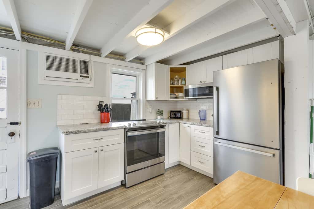 Charming Westbrook Cottage, Steps to Private Beach