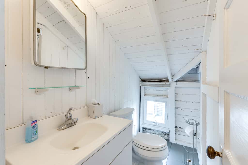 Charming Westbrook Cottage, Steps to Private Beach