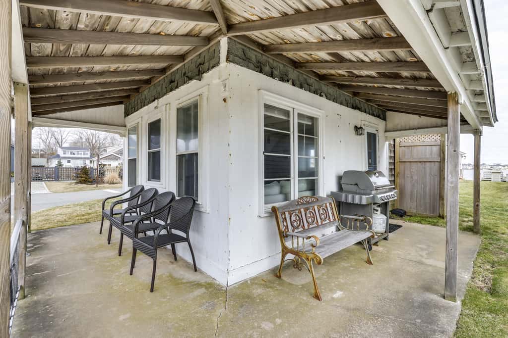 Charming Westbrook Cottage, Steps to Private Beach