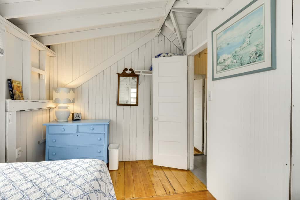 Charming Westbrook Cottage, Steps to Private Beach