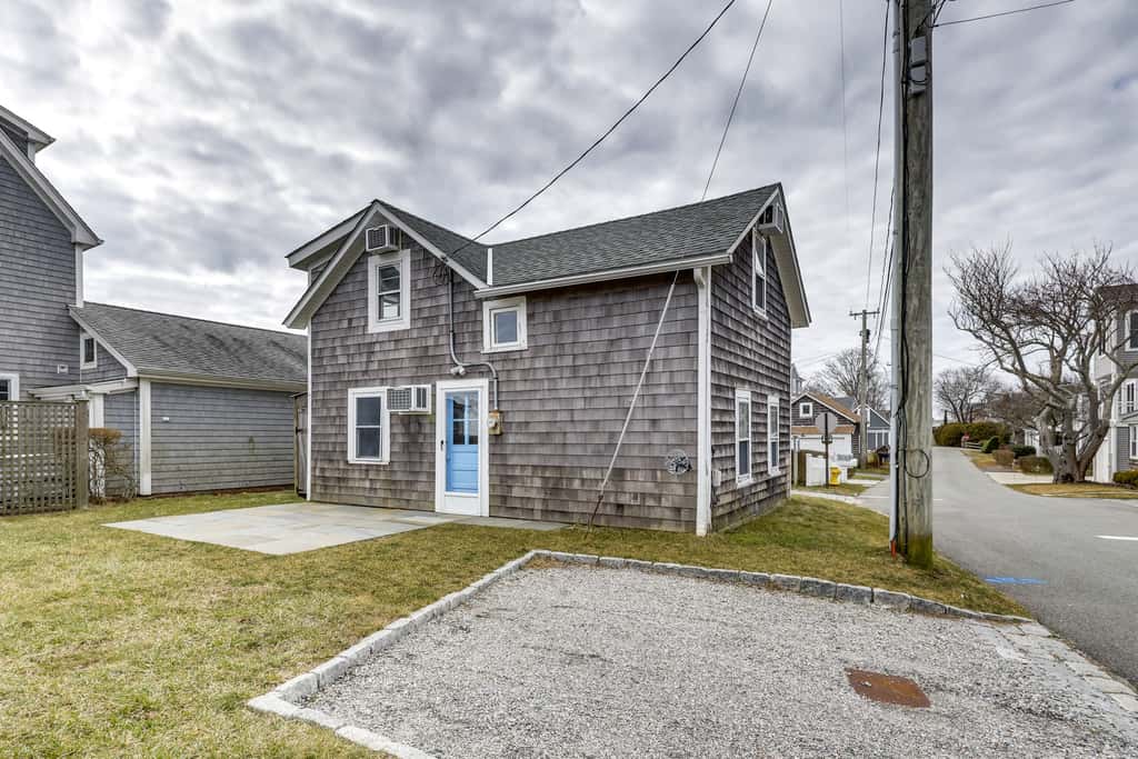Charming Westbrook Cottage, Steps to Private Beach