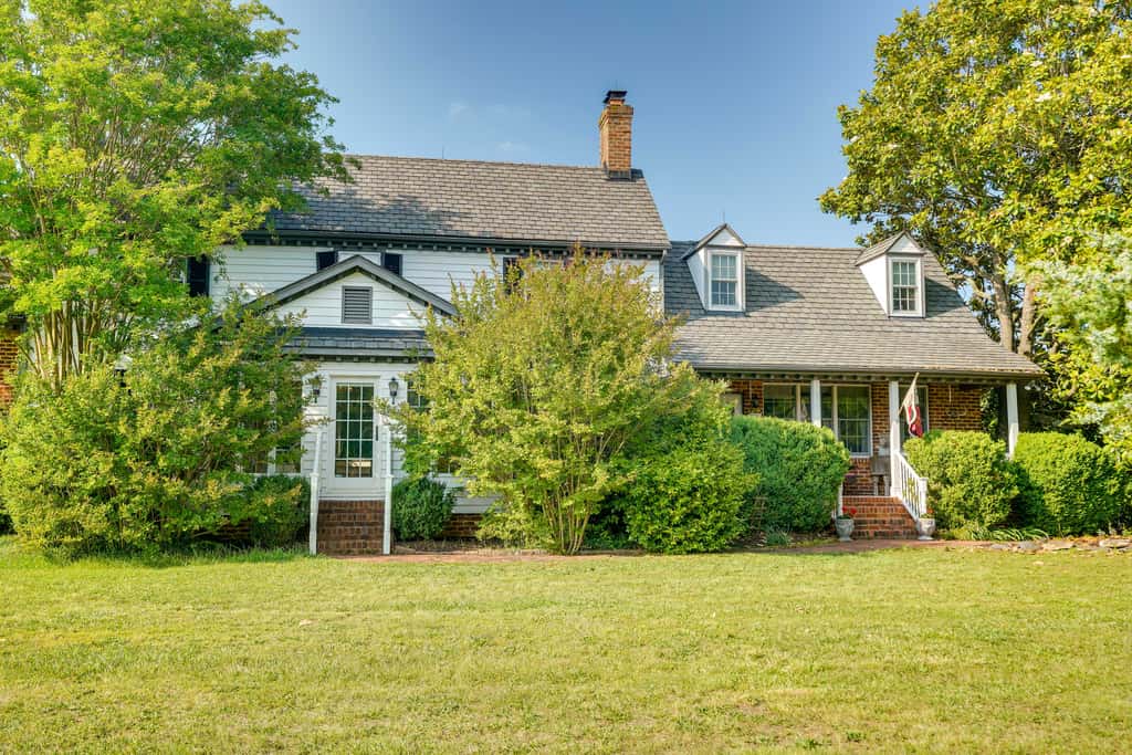 Terre Haute Manor Farmhouse w/ Gardens & Deck!
