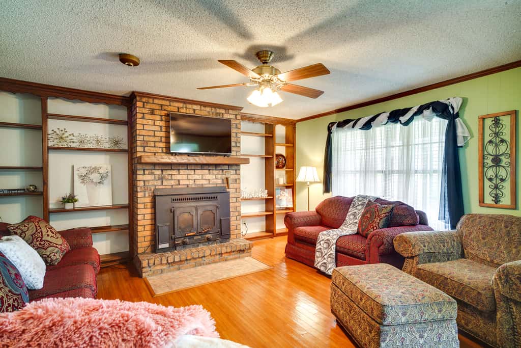 Patio & Grill! Charming 'Lake Charles Landing Pad'