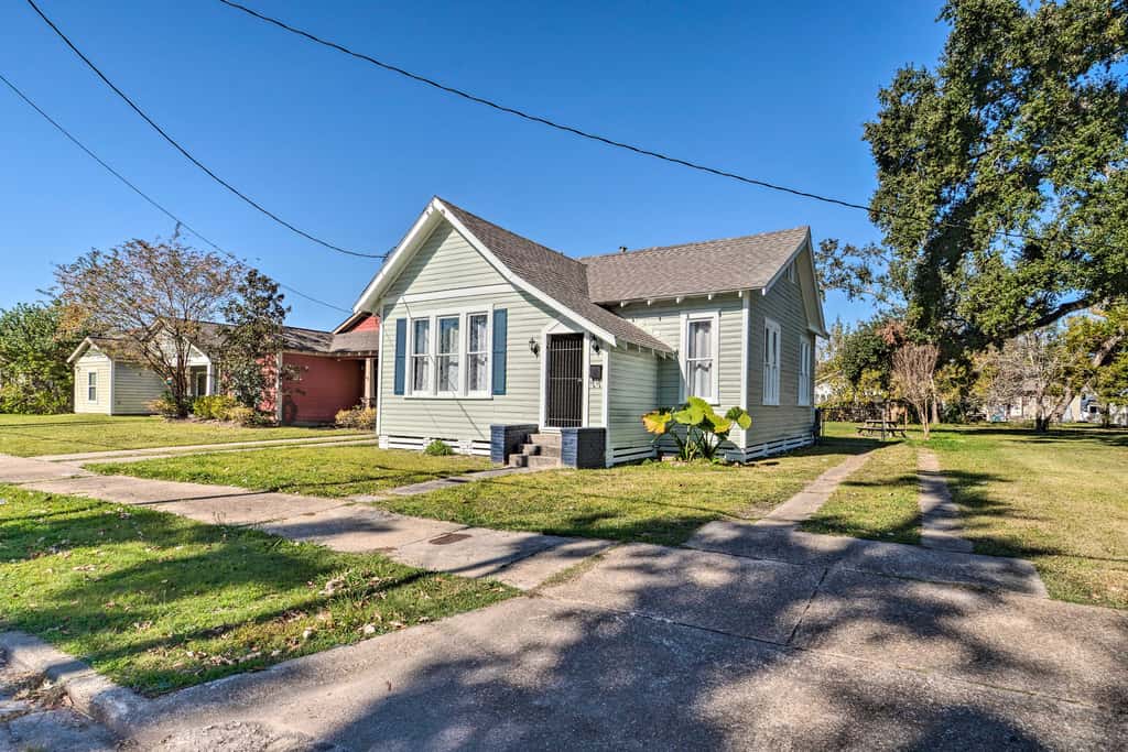 Lake Charles Cottage w/ Fireplace & Yard!