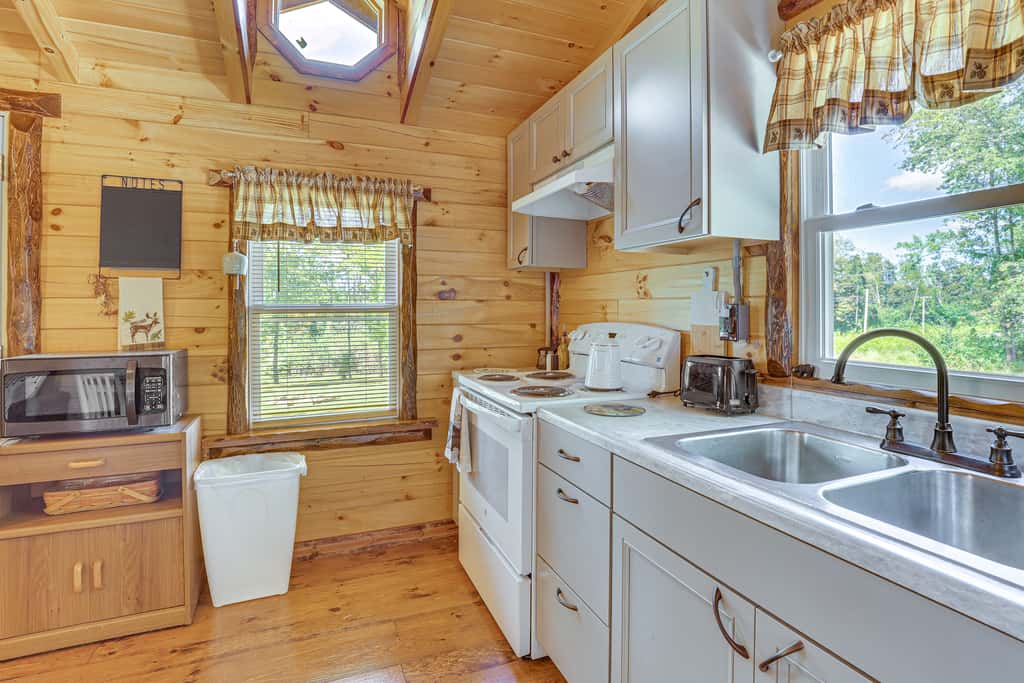 Charming Couples Cabin on 40 Acres in Zanesville