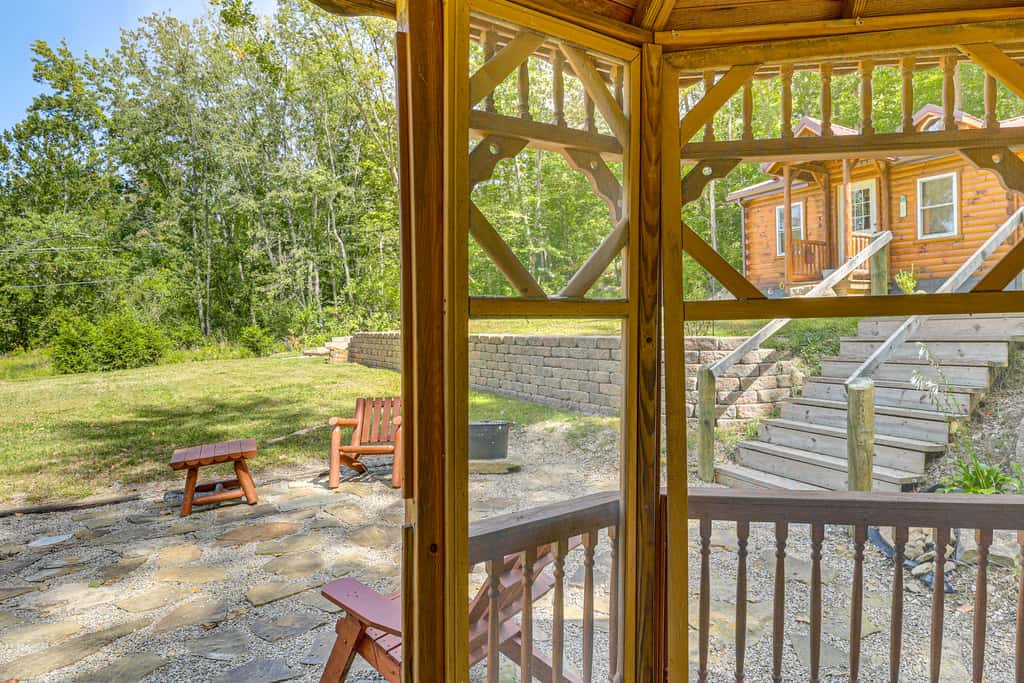 Charming Couples Cabin on 40 Acres in Zanesville