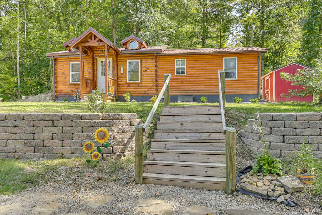 Charming Couples Cabin on 40 Acres in Zanesville