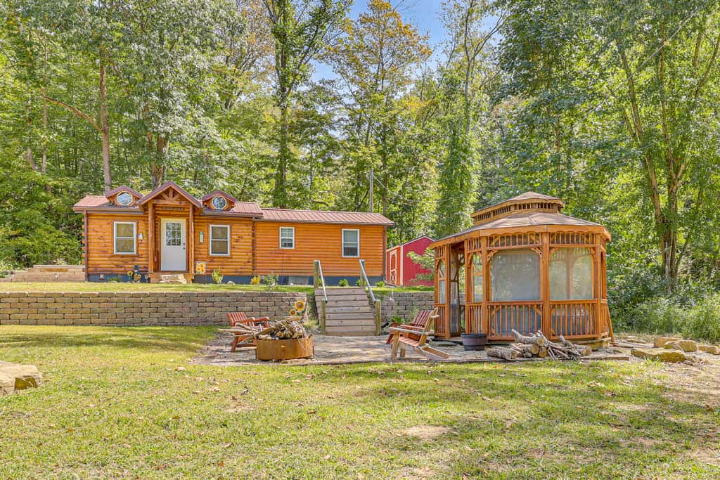Charming Couples Cabin on 40 Acres in Zanesville
