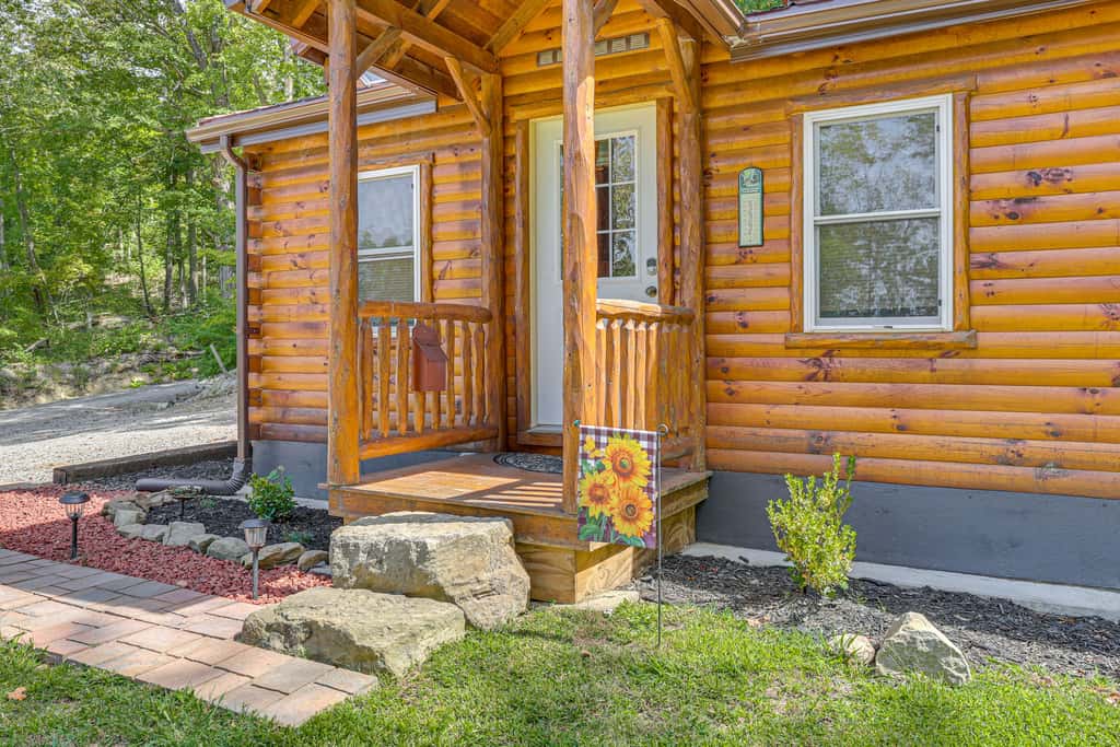 Charming Couples Cabin on 40 Acres in Zanesville