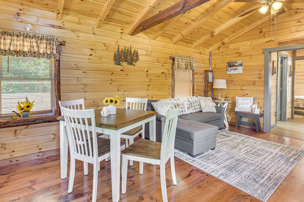 Charming Couples Cabin on 40 Acres in Zanesville
