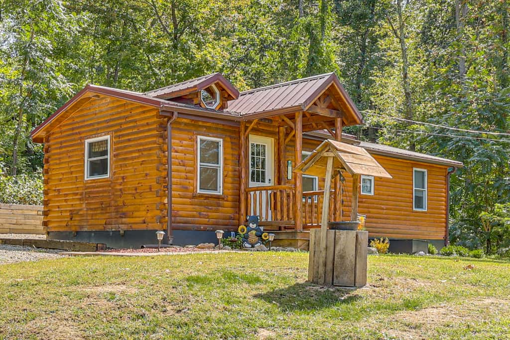 Charming Couples Cabin on 40 Acres in Zanesville