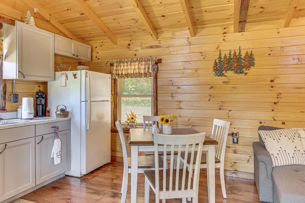 Charming Couples Cabin on 40 Acres in Zanesville