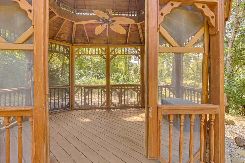 Charming Couples Cabin on 40 Acres in Zanesville