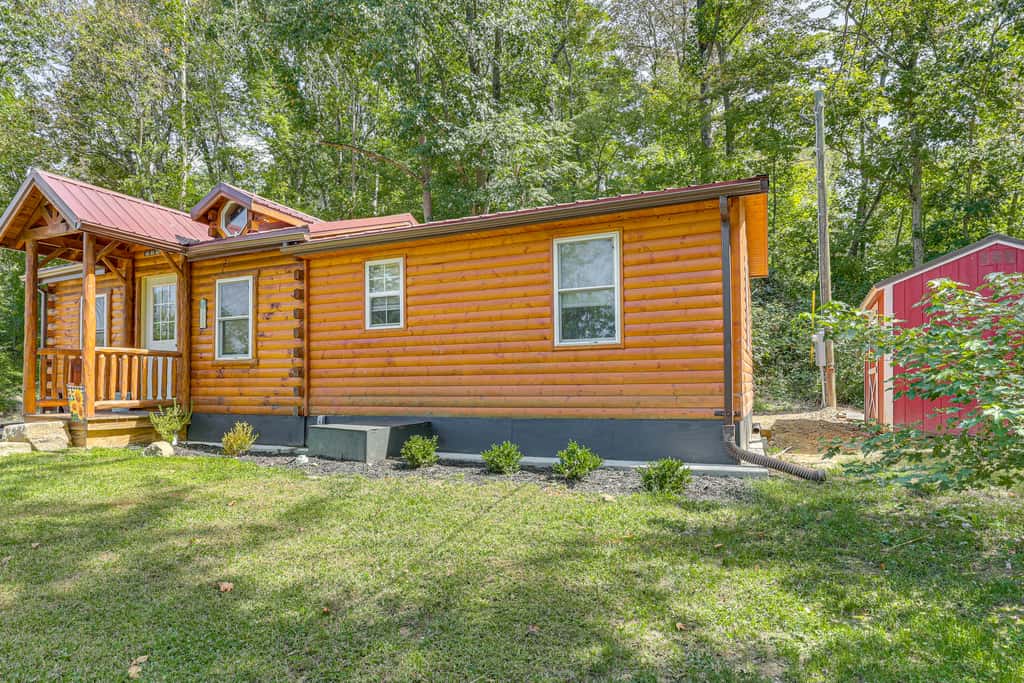 Charming Couples Cabin on 40 Acres in Zanesville