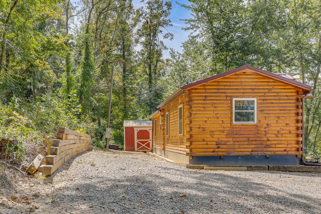 Charming Couples Cabin on 40 Acres in Zanesville