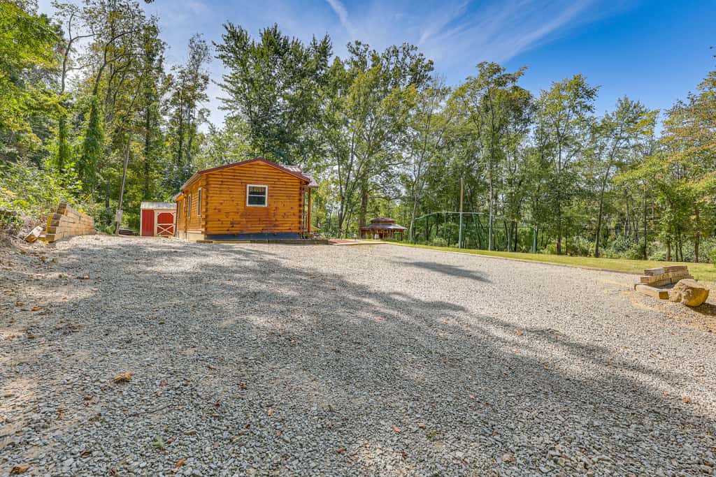 Charming Couples Cabin on 40 Acres in Zanesville