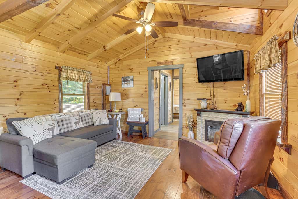 Charming Couples Cabin on 40 Acres in Zanesville