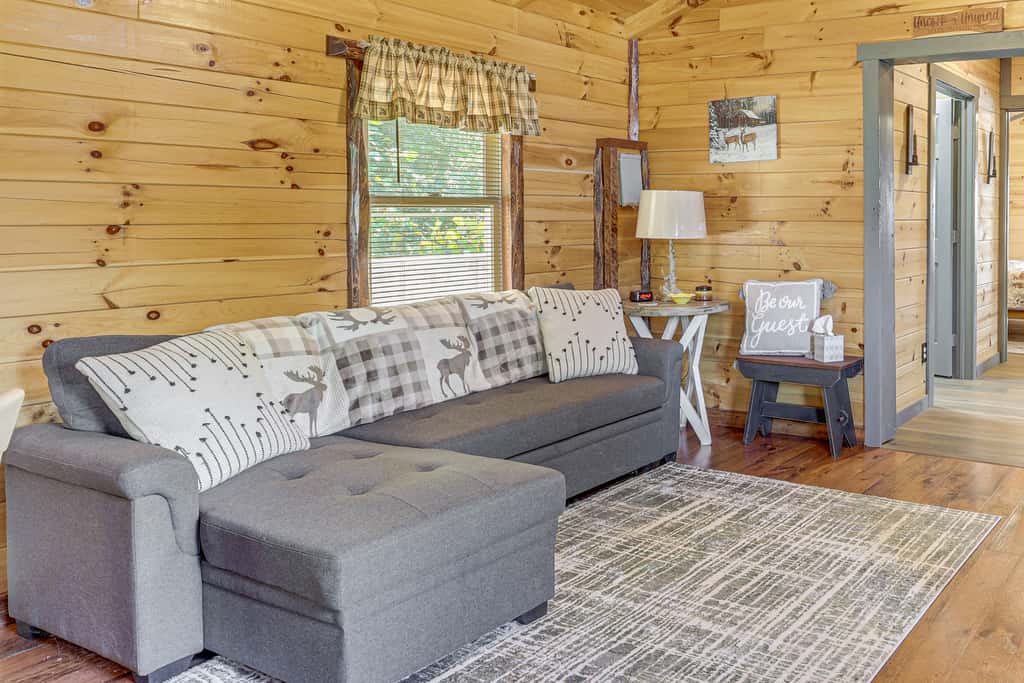 Charming Couples Cabin on 40 Acres in Zanesville