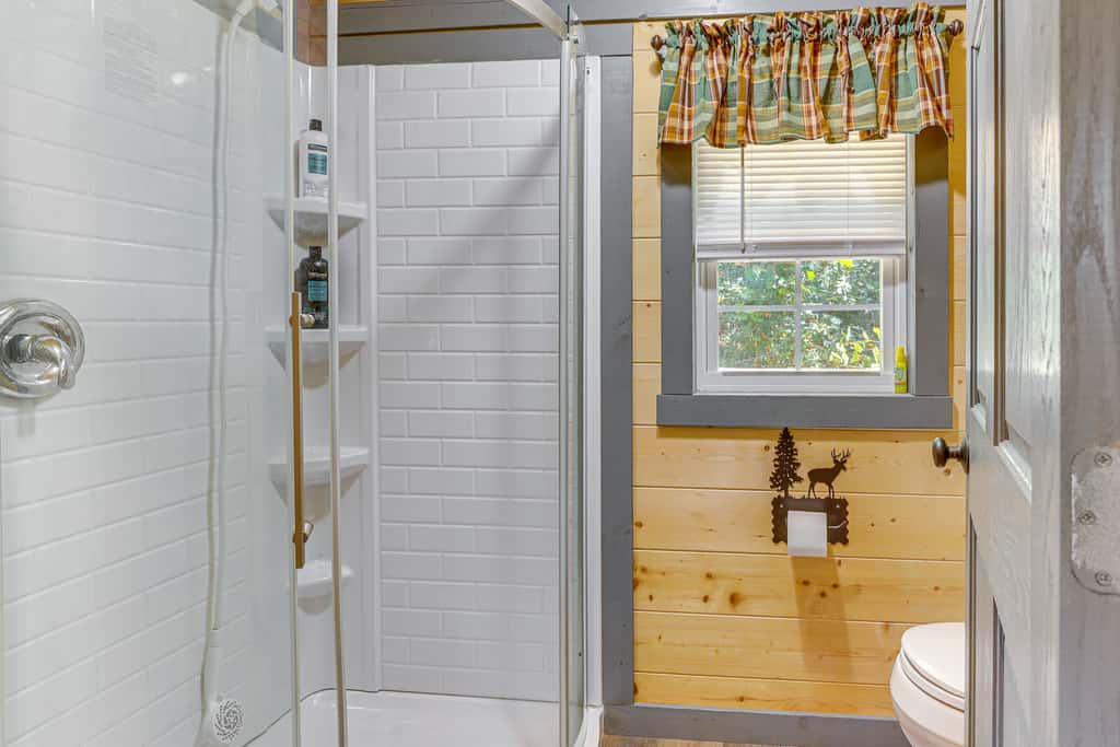 Charming Couples Cabin on 40 Acres in Zanesville