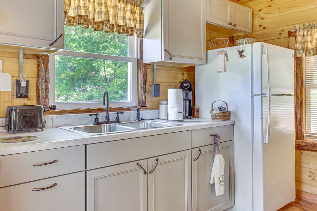 Charming Couples Cabin on 40 Acres in Zanesville