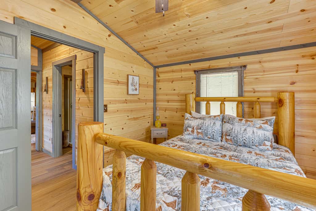 Charming Couples Cabin on 40 Acres in Zanesville