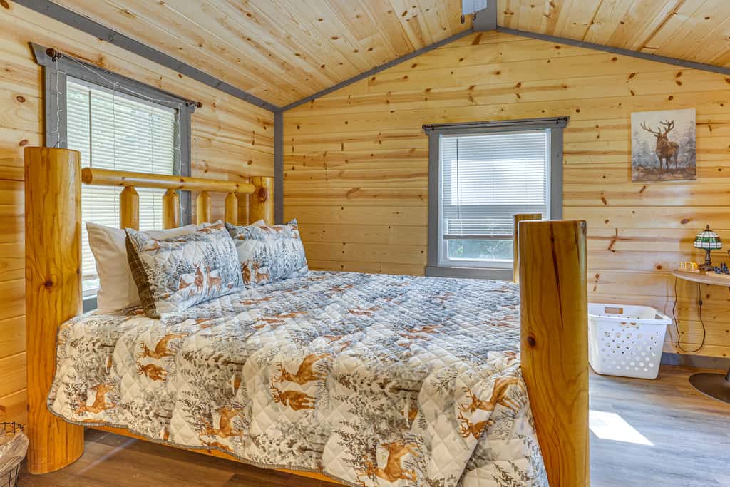 Charming Couples Cabin on 40 Acres in Zanesville