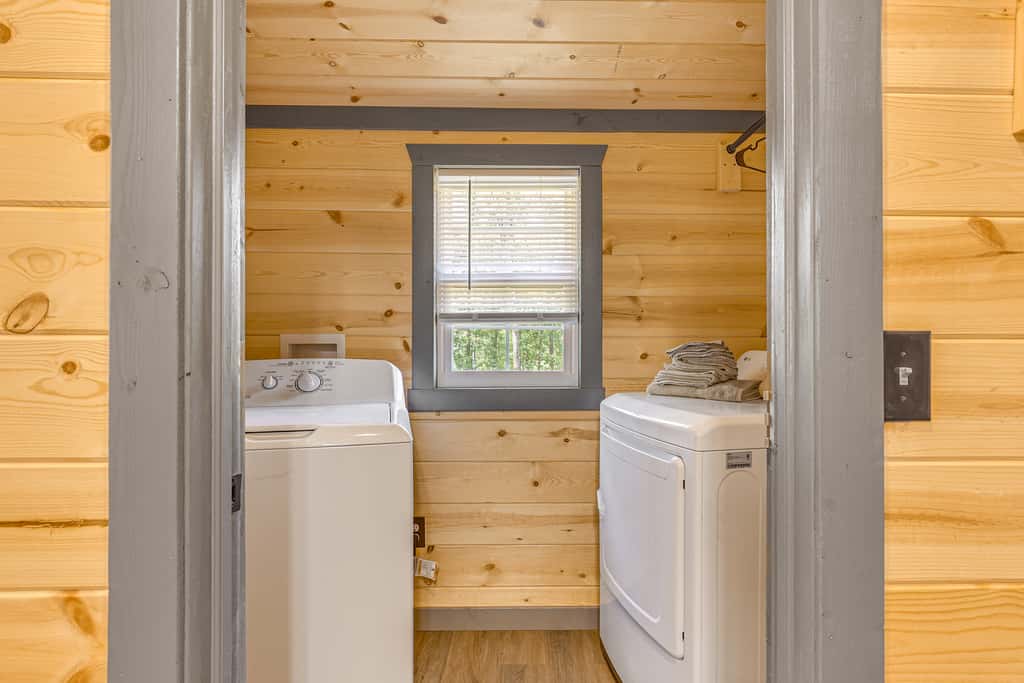 Charming Couples Cabin on 40 Acres in Zanesville