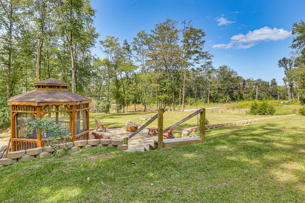 Charming Couples Cabin on 40 Acres in Zanesville