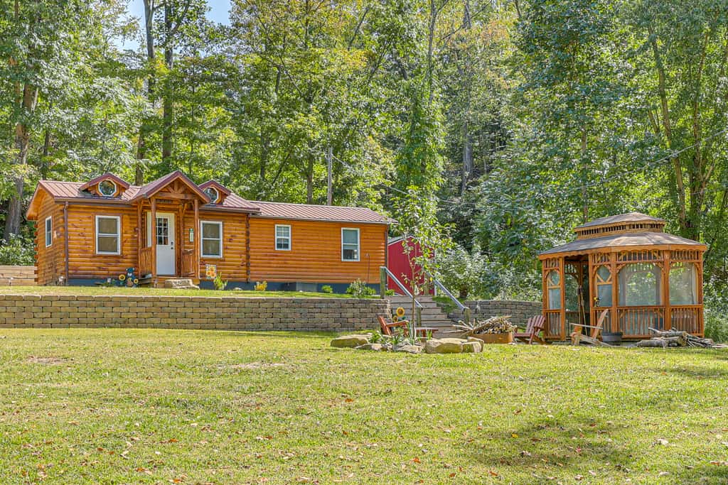 Charming Couples Cabin on 40 Acres in Zanesville
