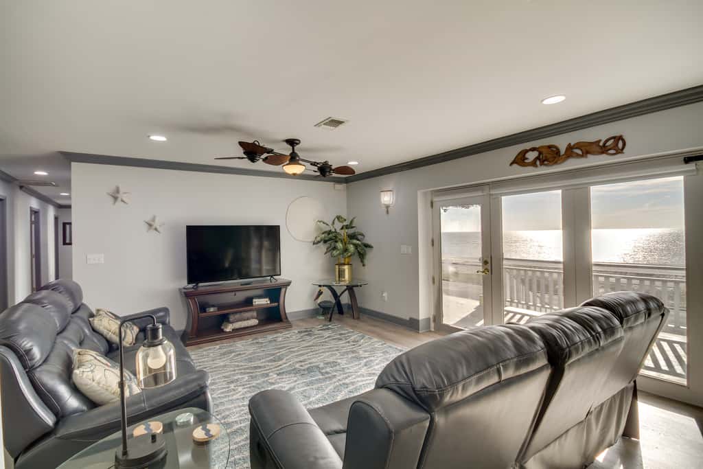 Front Row Beachfront Long Beach Getaway