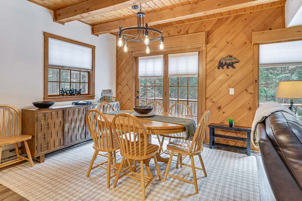 8 Mi to Mt Snow: 'Cozy Bear Cabin' w/ Hot Tub!