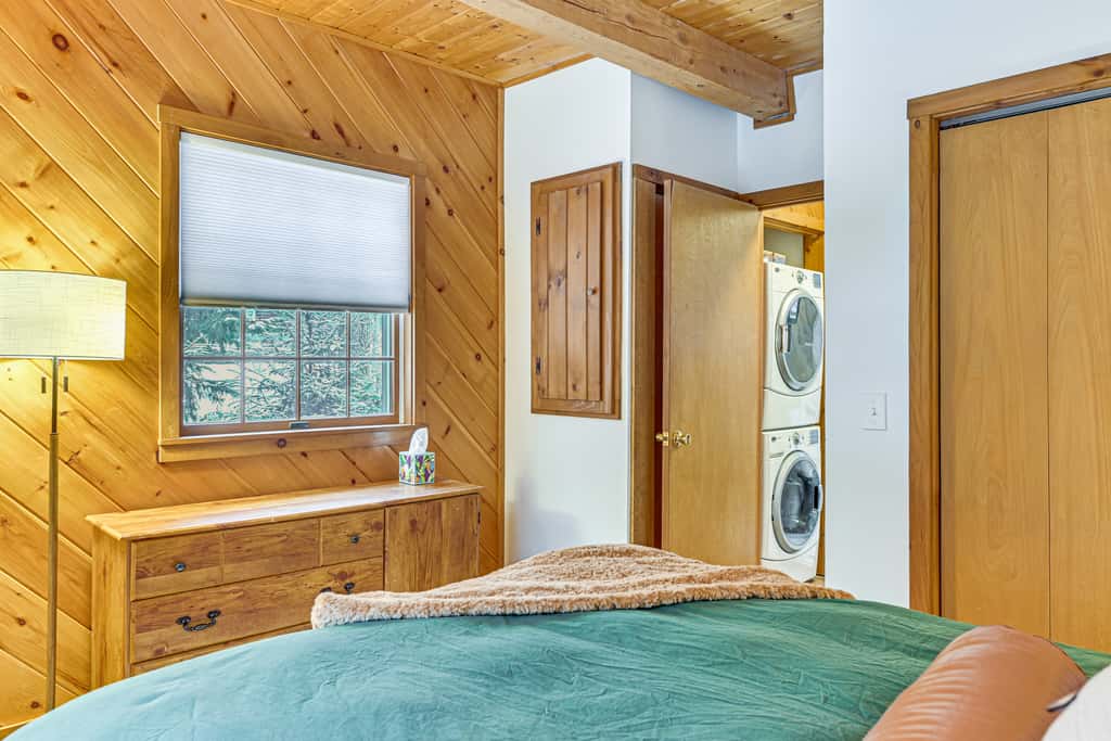 8 Mi to Mt Snow: 'Cozy Bear Cabin' w/ Hot Tub!
