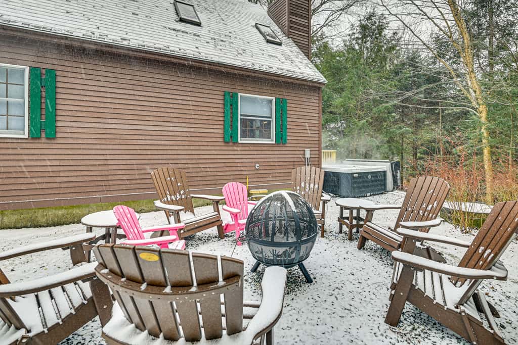8 Mi to Mt Snow: 'Cozy Bear Cabin' w/ Hot Tub!