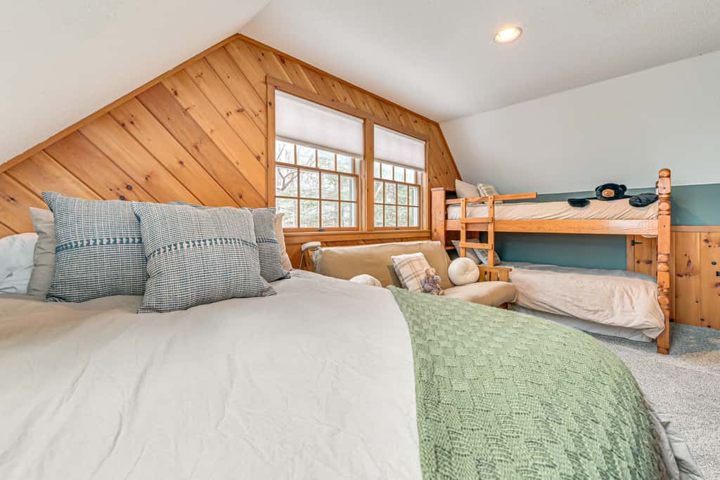 8 Mi to Mt Snow: 'Cozy Bear Cabin' w/ Hot Tub!