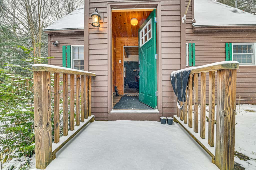 8 Mi to Mt Snow: 'Cozy Bear Cabin' w/ Hot Tub!