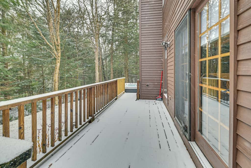 8 Mi to Mt Snow: 'Cozy Bear Cabin' w/ Hot Tub!