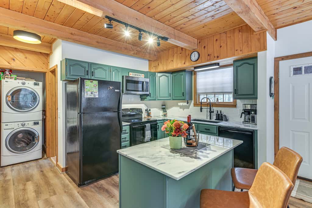 8 Mi to Mt Snow: 'Cozy Bear Cabin' w/ Hot Tub!