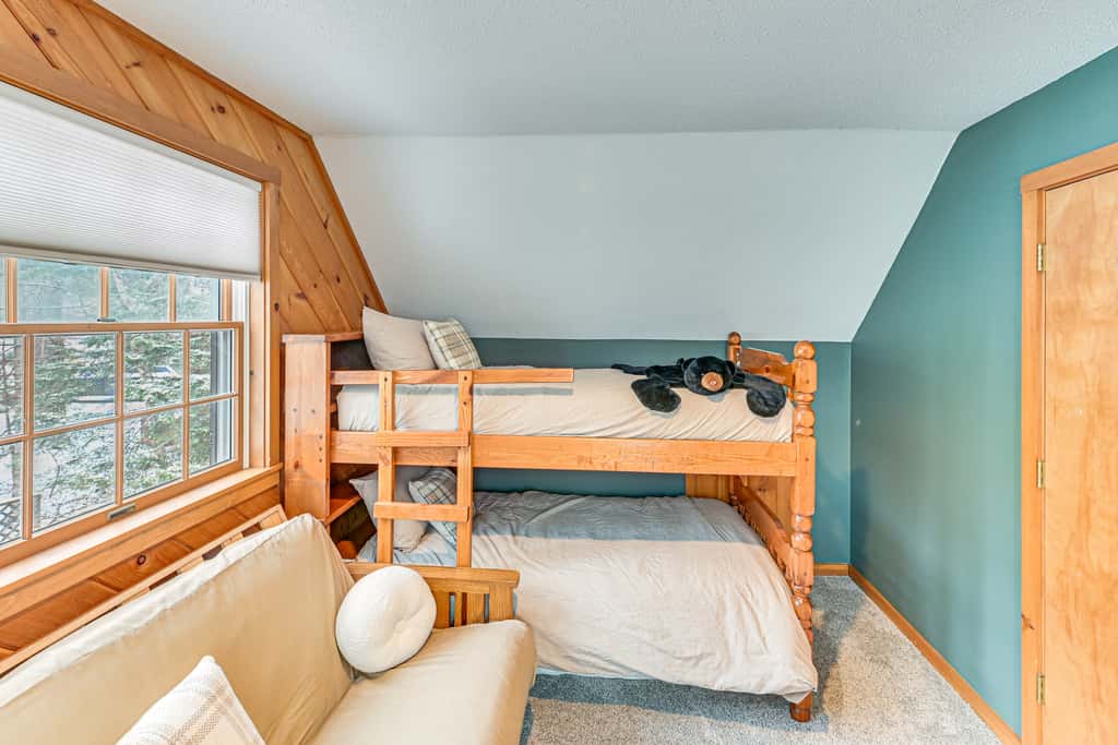 8 Mi to Mt Snow: 'Cozy Bear Cabin' w/ Hot Tub!