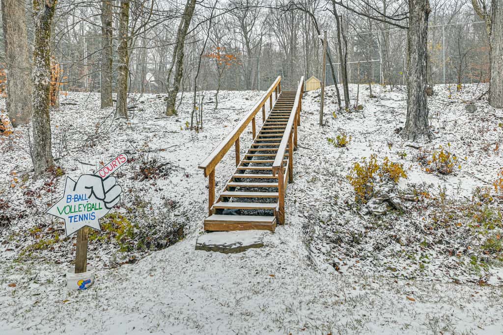 8 Mi to Mt Snow: 'Cozy Bear Cabin' w/ Hot Tub!