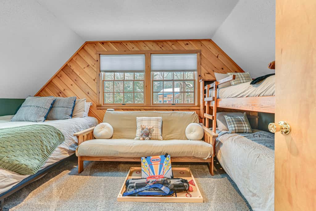 8 Mi to Mt Snow: 'Cozy Bear Cabin' w/ Hot Tub!
