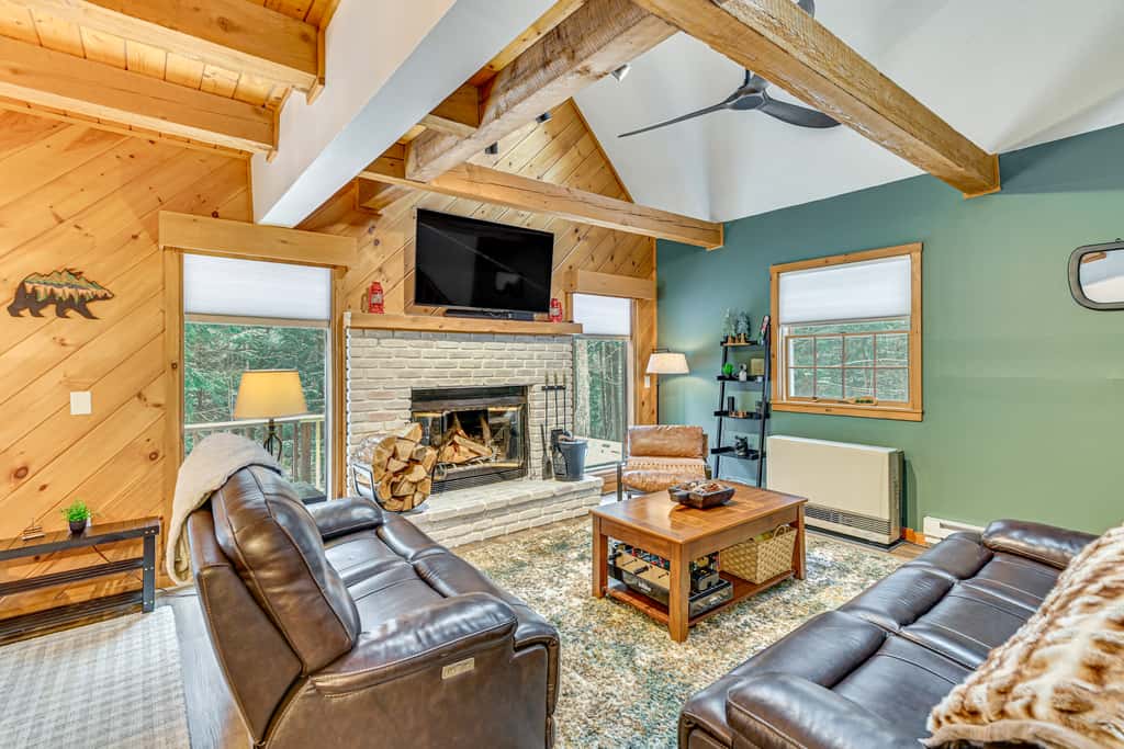 8 Mi to Mt Snow: 'Cozy Bear Cabin' w/ Hot Tub!