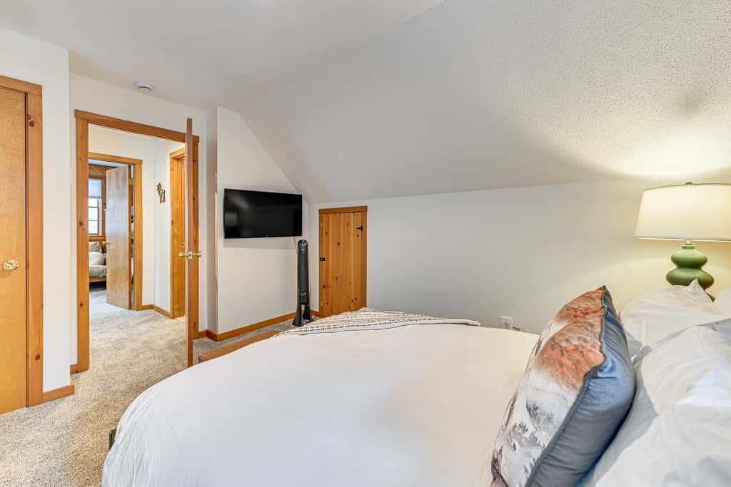 8 Mi to Mt Snow: 'Cozy Bear Cabin' w/ Hot Tub!
