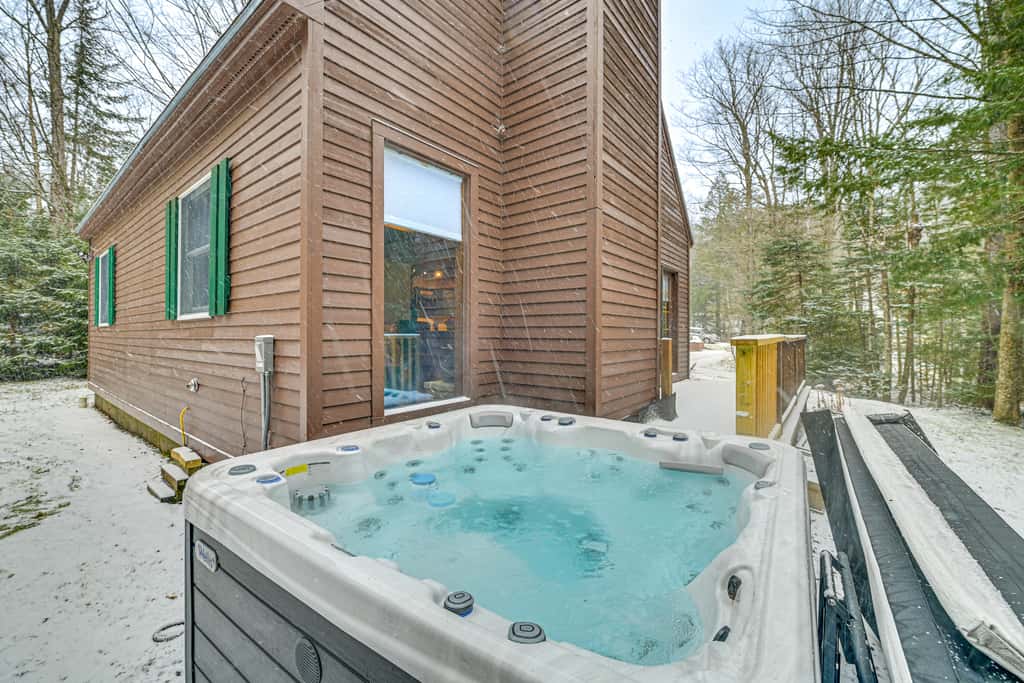 8 Mi to Mt Snow: 'Cozy Bear Cabin' w/ Hot Tub!