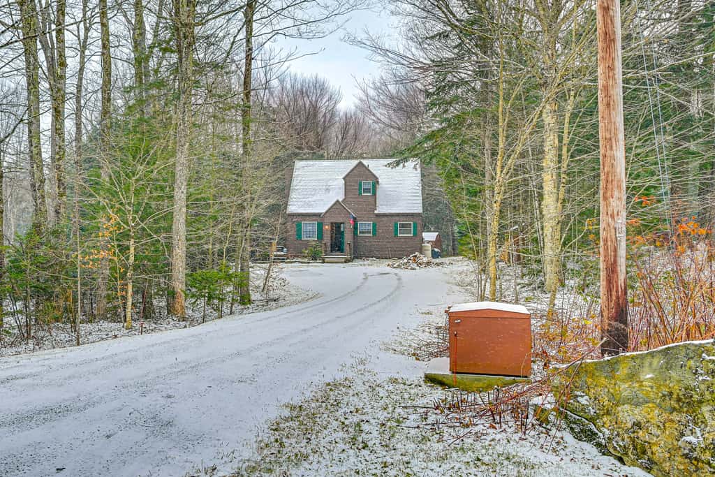 8 Mi to Mt Snow: 'Cozy Bear Cabin' w/ Hot Tub!