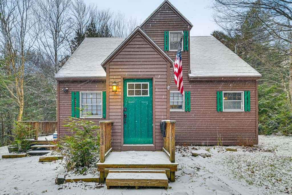 8 Mi to Mt Snow: 'Cozy Bear Cabin' w/ Hot Tub!
