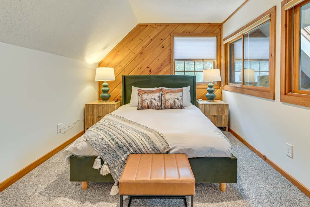 8 Mi to Mt Snow: 'Cozy Bear Cabin' w/ Hot Tub!